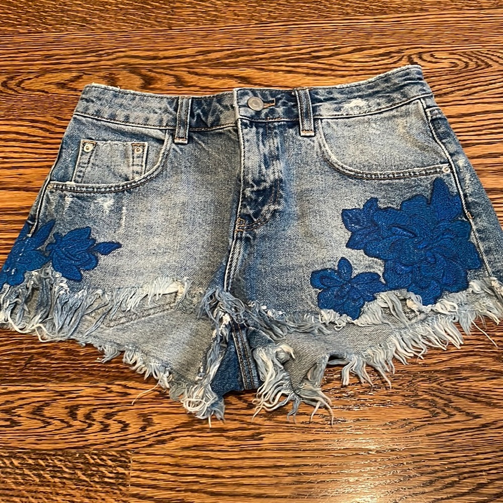 Zara womens cutoff shorts 💙